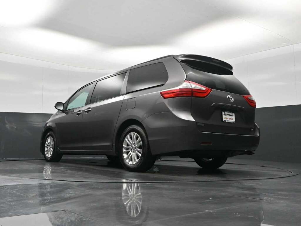 2015 Toyota Sienna XLE 8 Passenger