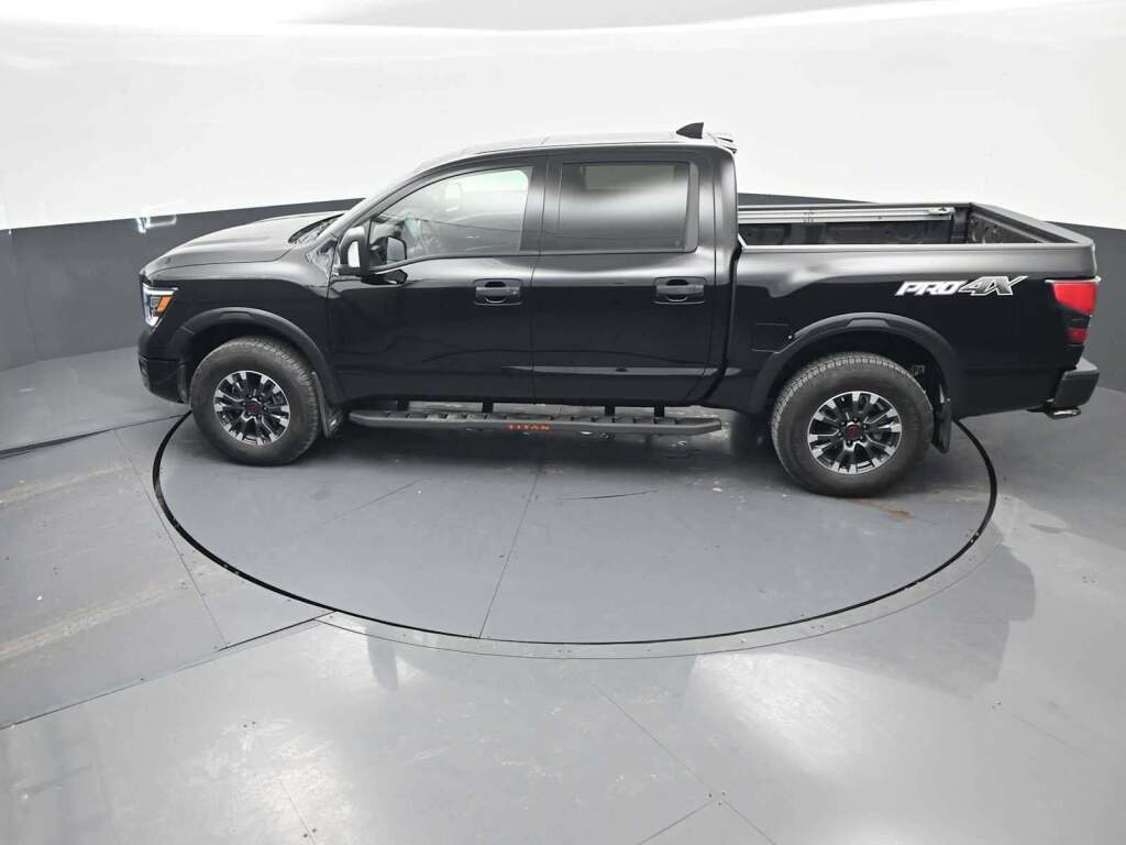 2024 Nissan TITAN Crew Cab PRO-4X 4x4
