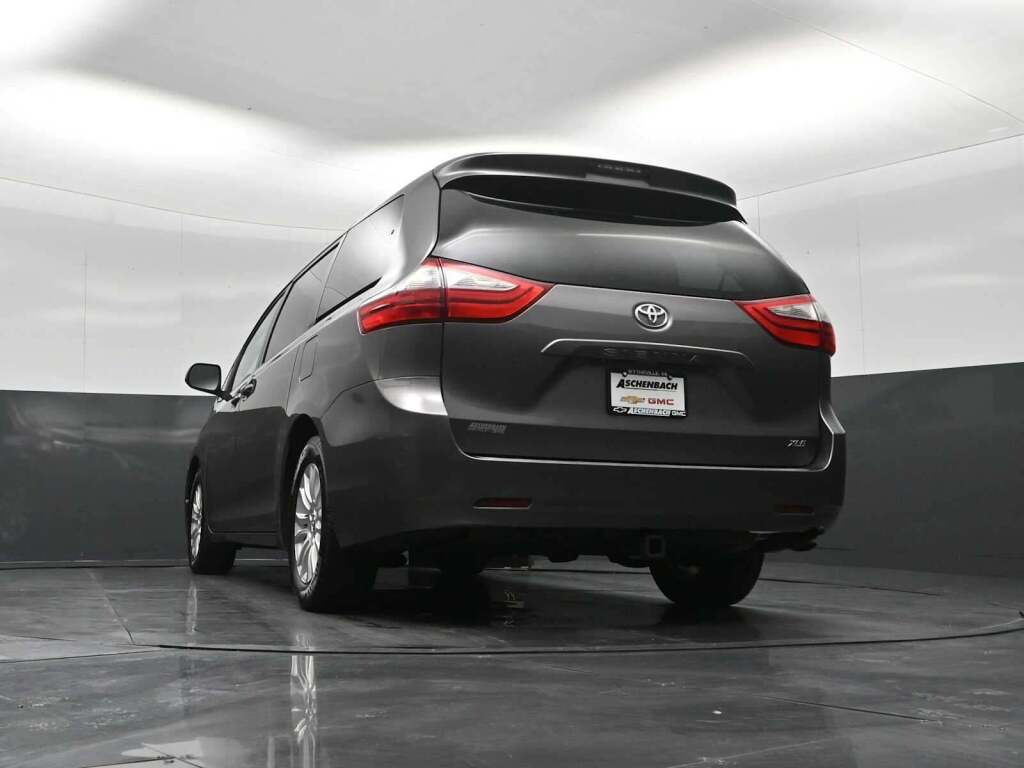 2015 Toyota Sienna XLE 8 Passenger