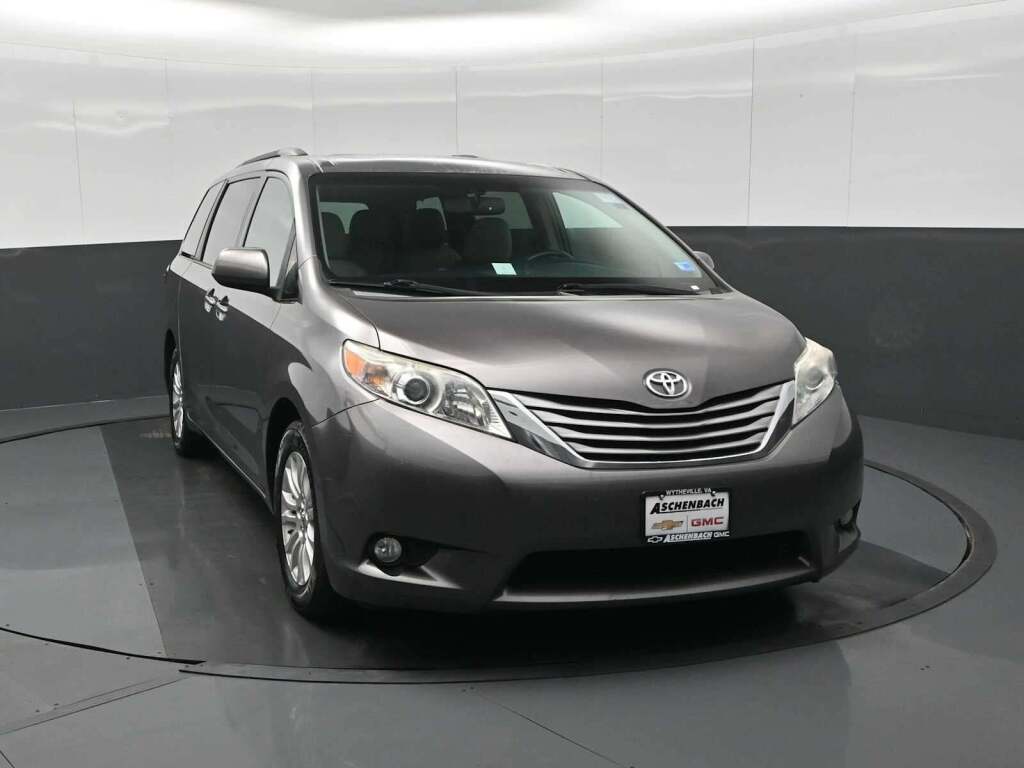 2015 Toyota Sienna XLE 8 Passenger