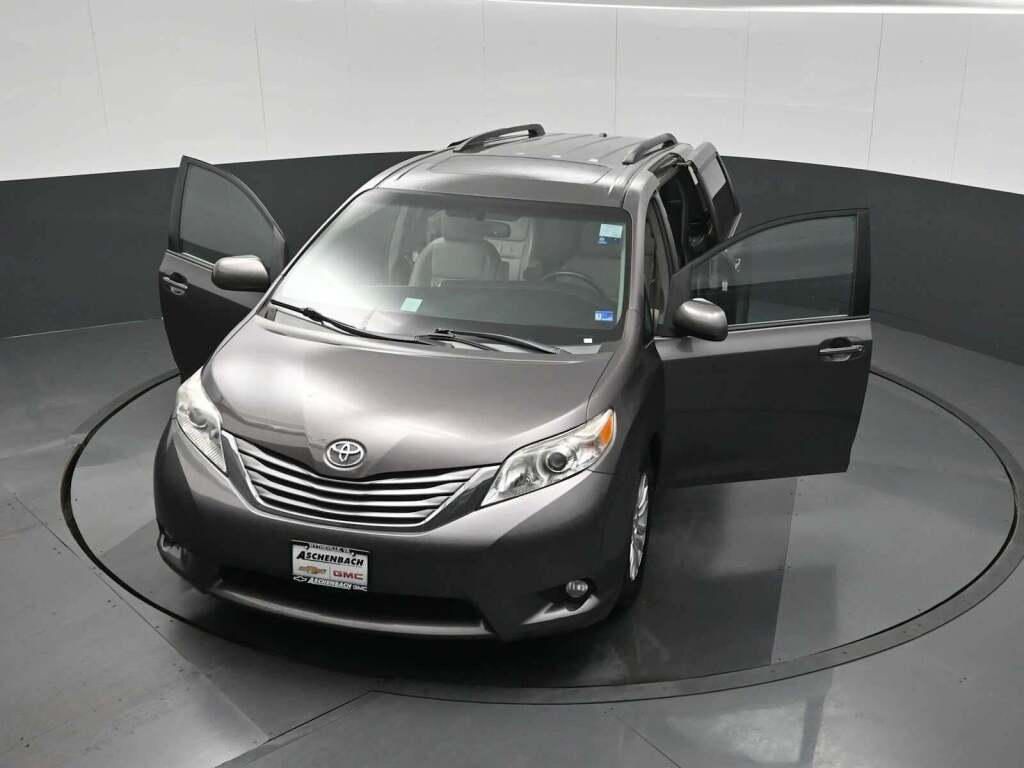 2015 Toyota Sienna XLE 8 Passenger