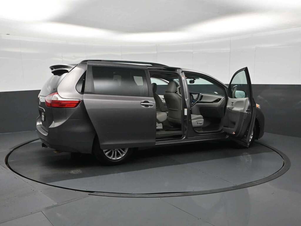 2015 Toyota Sienna XLE 8 Passenger