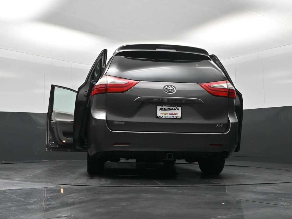 2015 Toyota Sienna XLE 8 Passenger