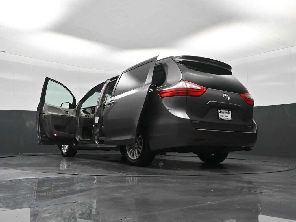 2015 Toyota Sienna XLE 8 Passenger