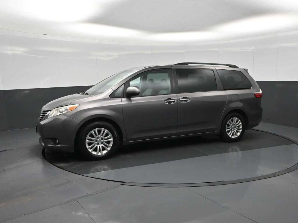 2015 Toyota Sienna XLE 8 Passenger