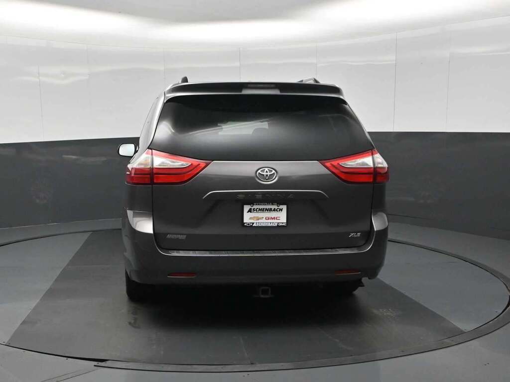 2015 Toyota Sienna XLE 8 Passenger