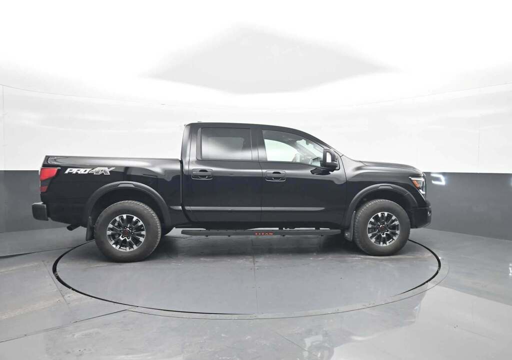 2024 Nissan TITAN Crew Cab PRO-4X 4x4