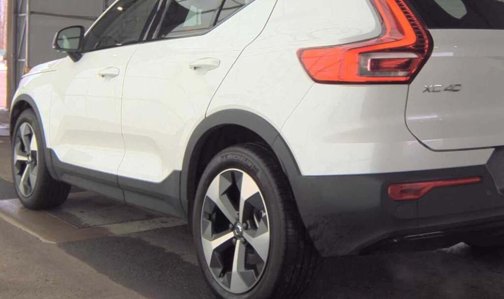 2023 Volvo XC40 B4 Ultimate Dark Theme