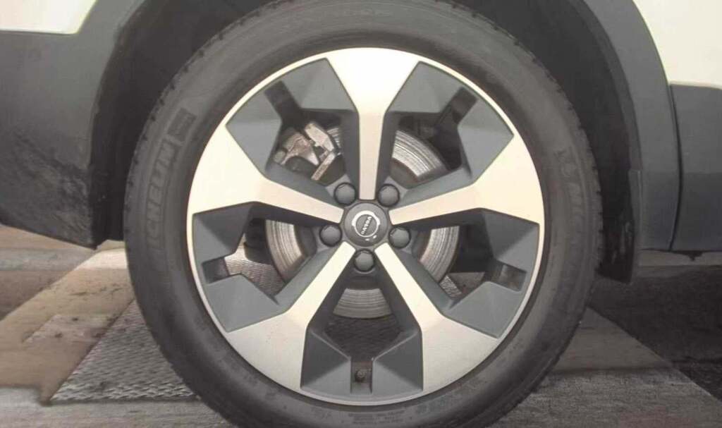 2023 Volvo XC40 B4 Ultimate Dark Theme