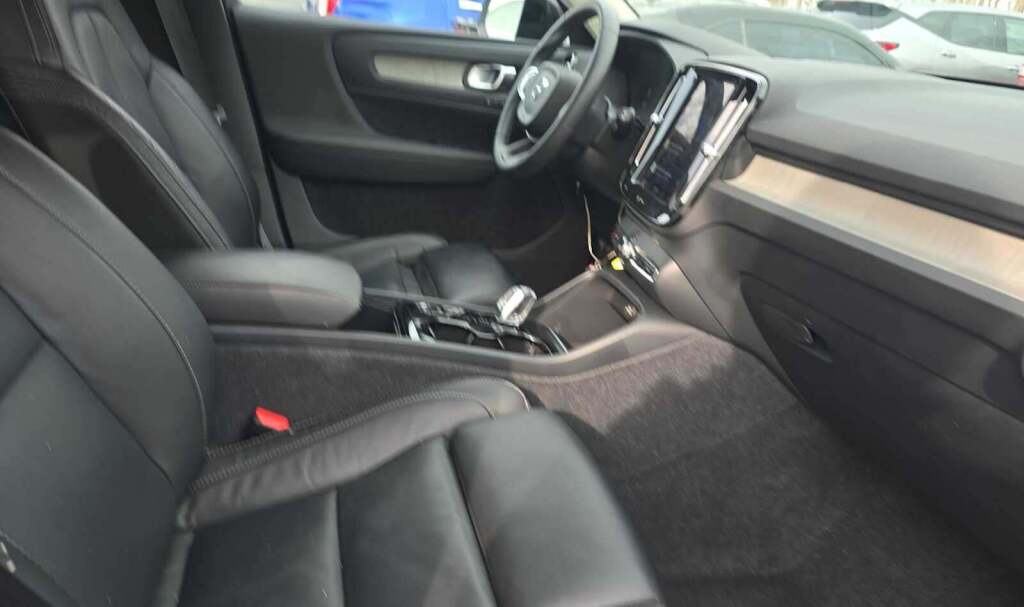 2023 Volvo XC40 B4 Ultimate Dark Theme