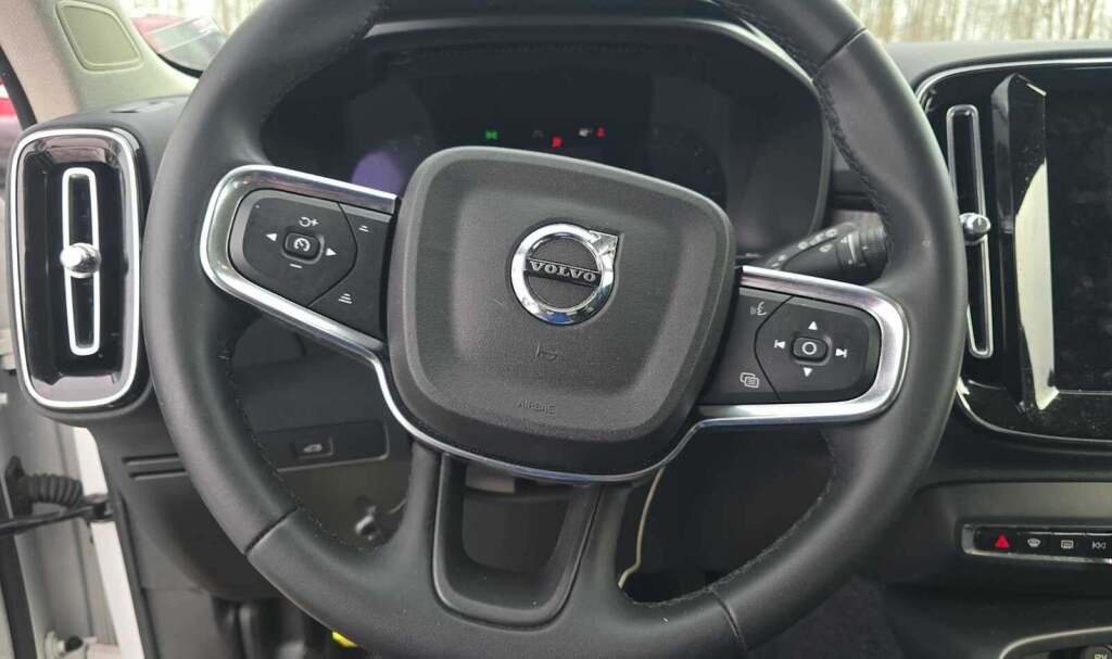 2023 Volvo XC40 B4 Ultimate Dark Theme