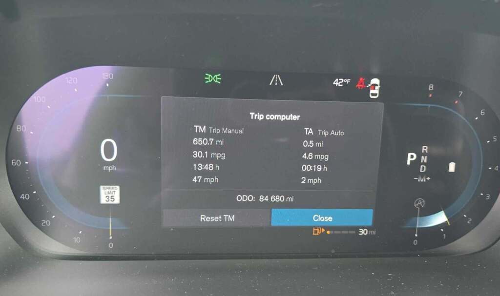 2023 Volvo XC40 B4 Ultimate Dark Theme