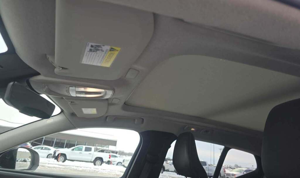 2023 Volvo XC40 B4 Ultimate Dark Theme