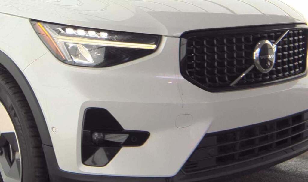 2023 Volvo XC40 B4 Ultimate Dark Theme