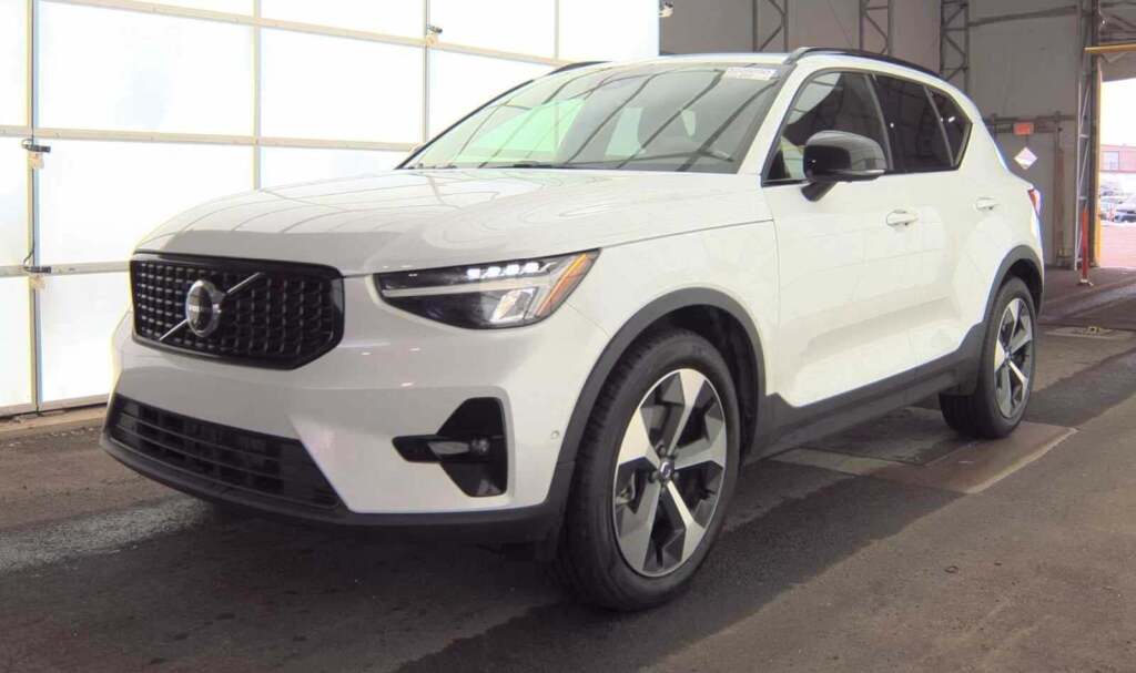 2023 Volvo XC40 B4 Ultimate Dark Theme