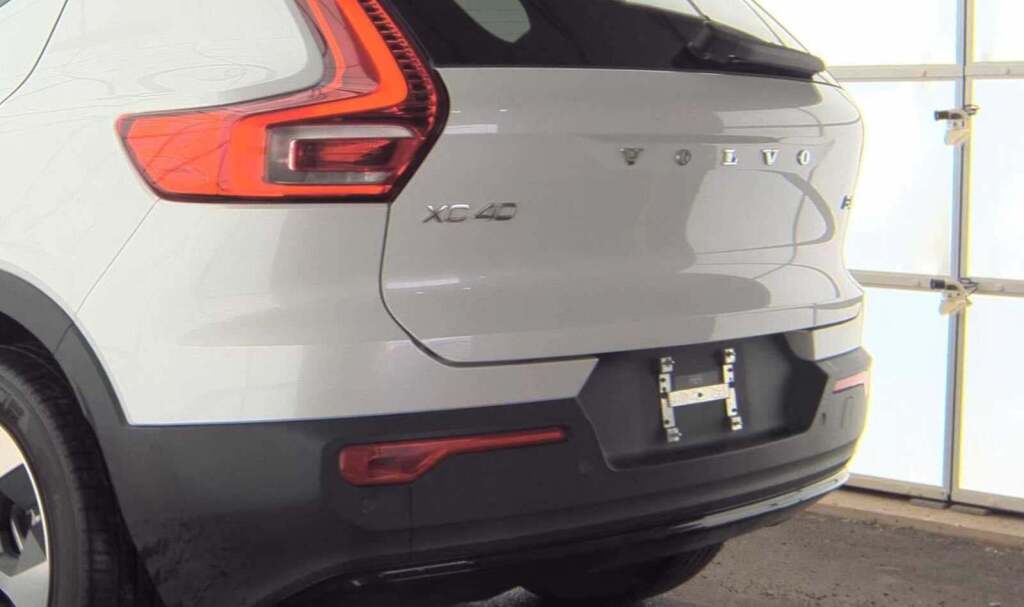 2023 Volvo XC40 B4 Ultimate Dark Theme