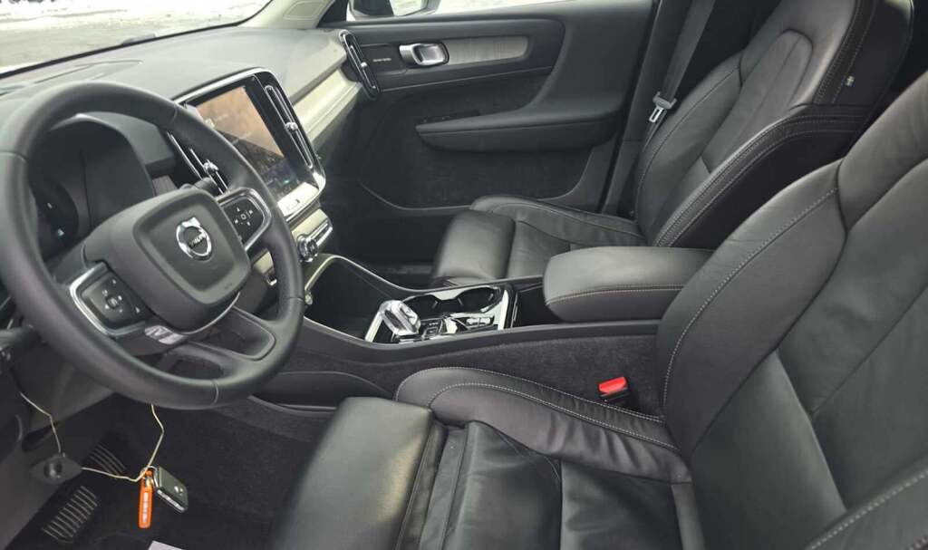 2023 Volvo XC40 B4 Ultimate Dark Theme