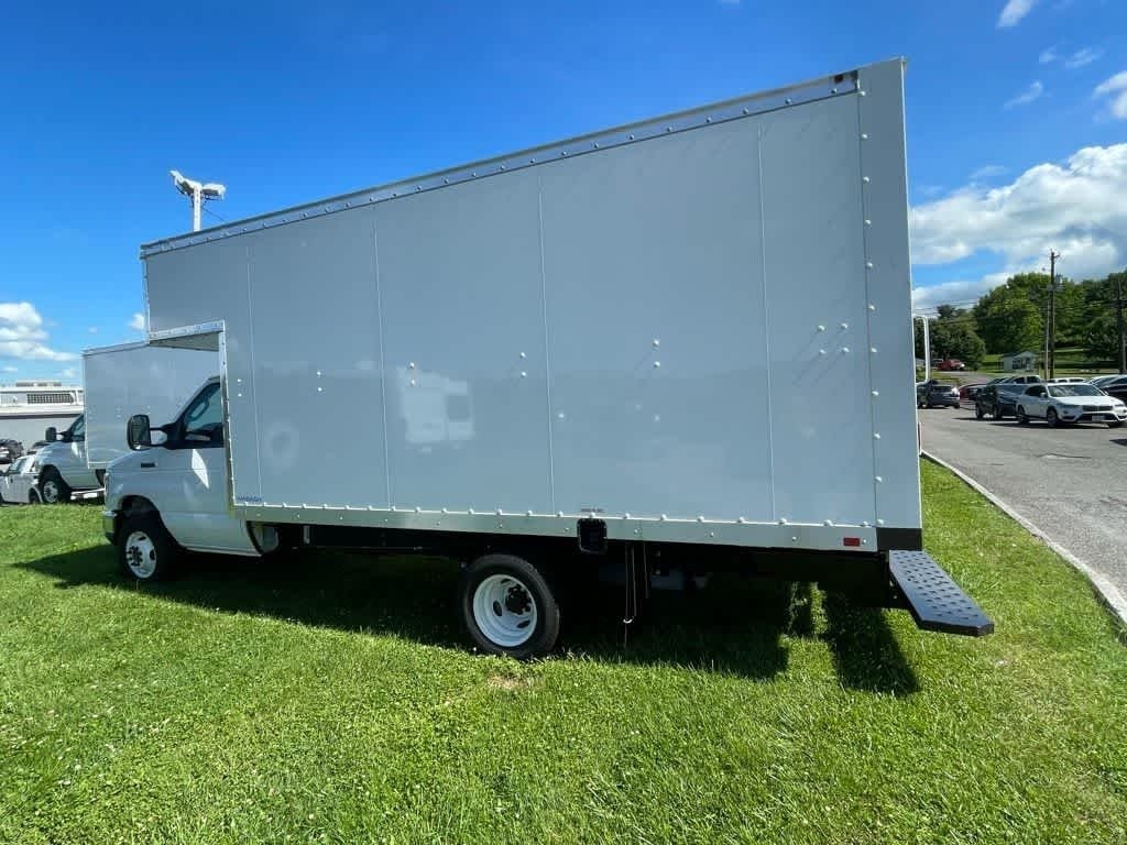 2024 Ford E-450 Cutaway 