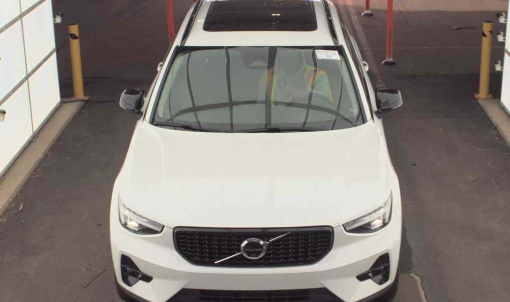 2023 Volvo XC40 B4 Ultimate Dark Theme