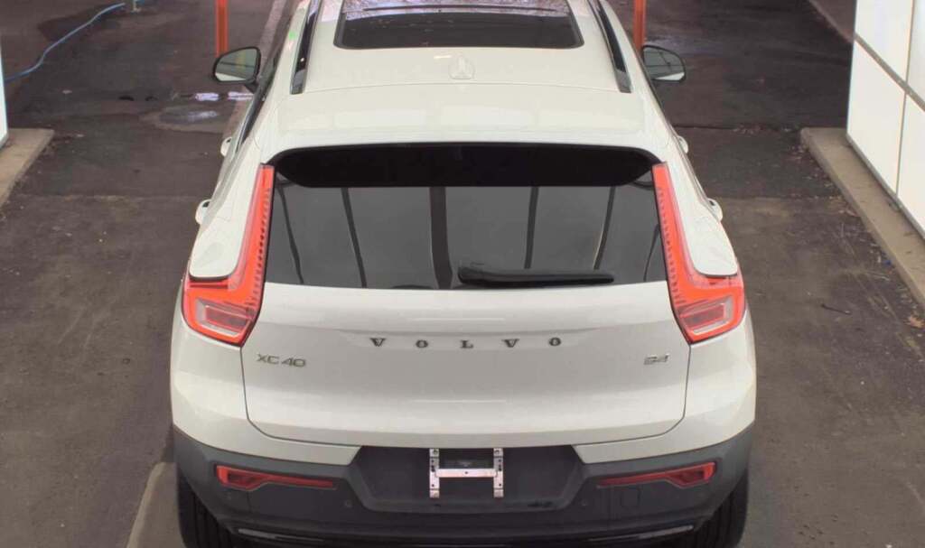 2023 Volvo XC40 B4 Ultimate Dark Theme