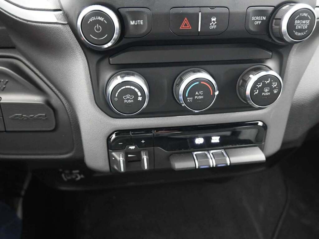 2024 Ram 3500 Big Horn Crew Cab 4x4 8' Box