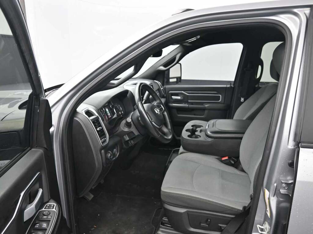 2024 Ram 3500 Big Horn Crew Cab 4x4 8' Box