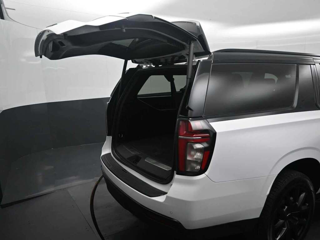 2023 Chevrolet Suburban 4WD RST