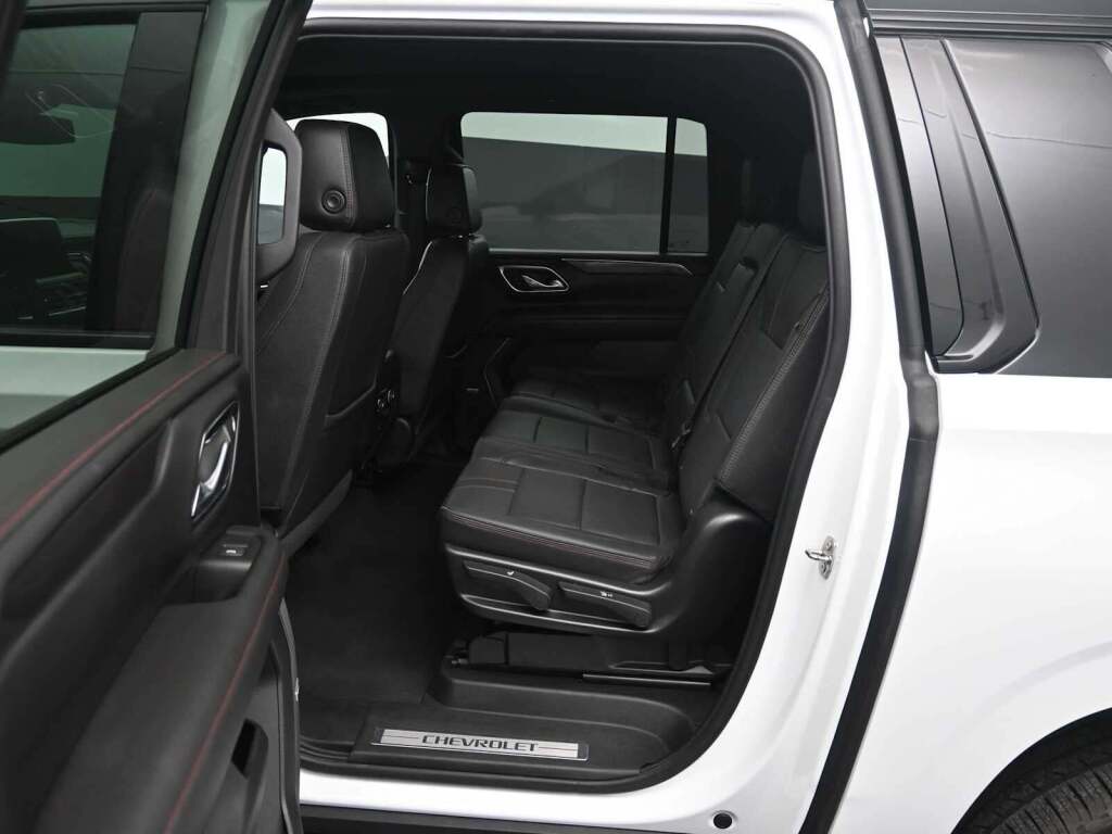 2023 Chevrolet Suburban 4WD RST