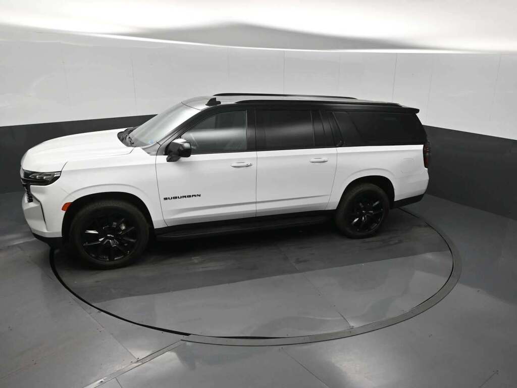 2023 Chevrolet Suburban 4WD RST