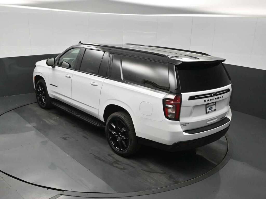2023 Chevrolet Suburban 4WD RST
