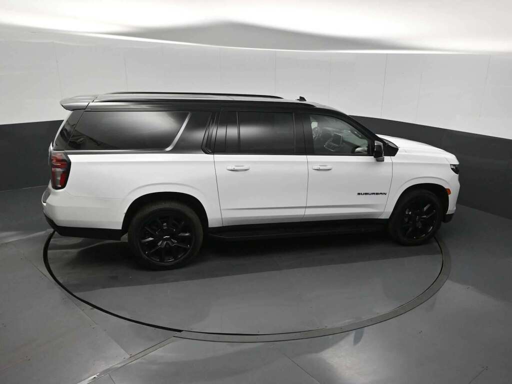 2023 Chevrolet Suburban 4WD RST
