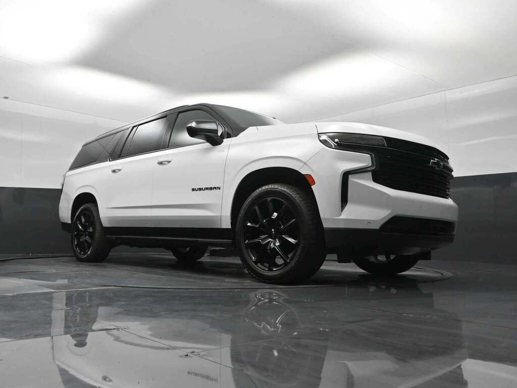 2023 Chevrolet Suburban 4WD RST