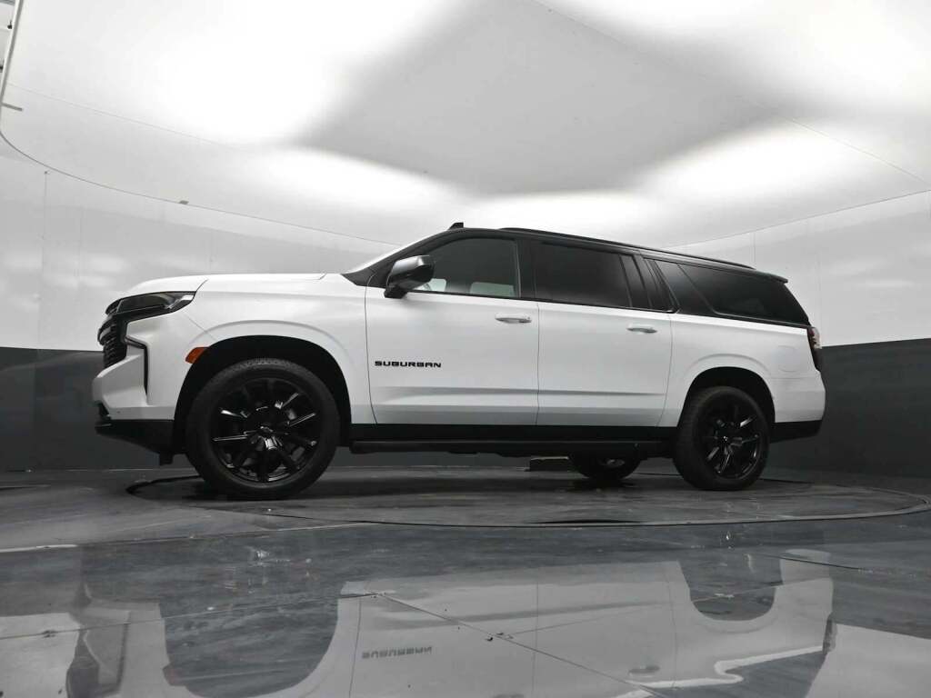 2023 Chevrolet Suburban 4WD RST