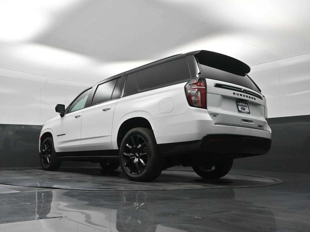 2023 Chevrolet Suburban 4WD RST