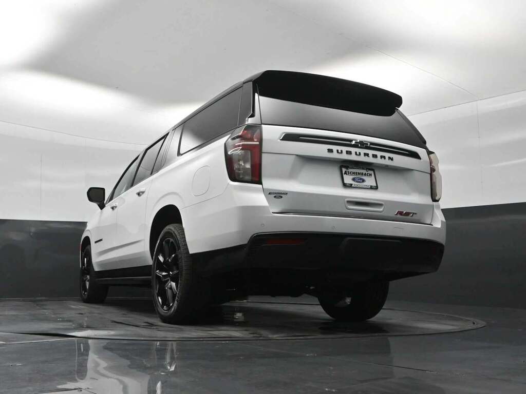 2023 Chevrolet Suburban 4WD RST
