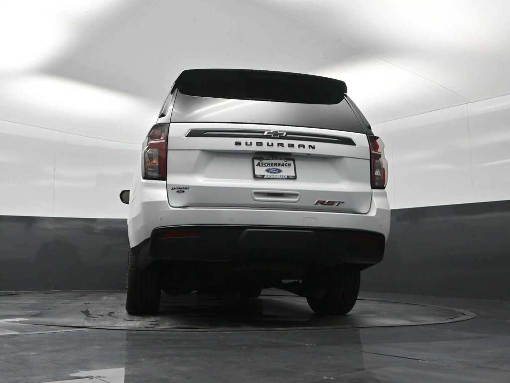 2023 Chevrolet Suburban 4WD RST