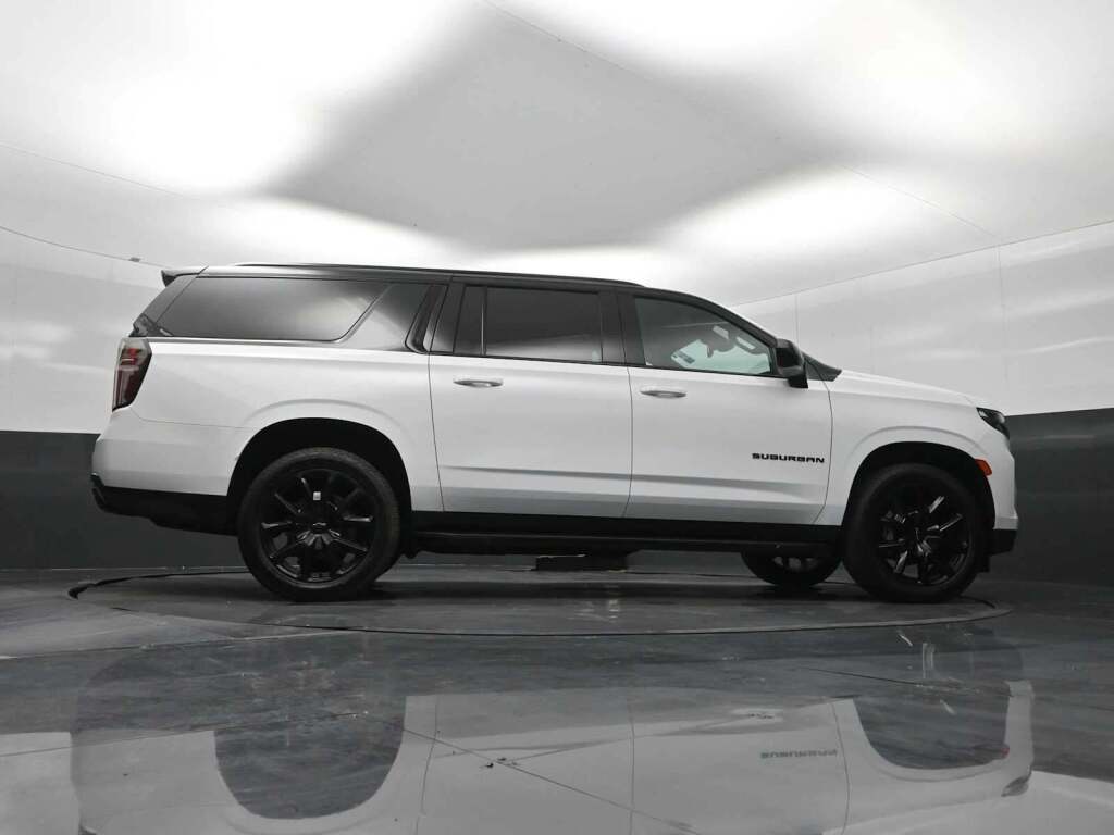 2023 Chevrolet Suburban 4WD RST