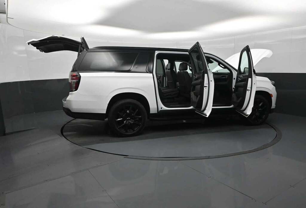 2023 Chevrolet Suburban 4WD RST