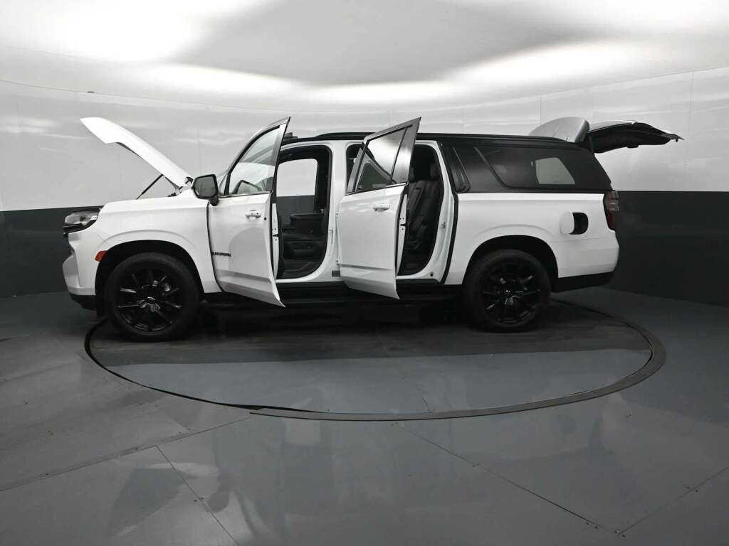 2023 Chevrolet Suburban 4WD RST