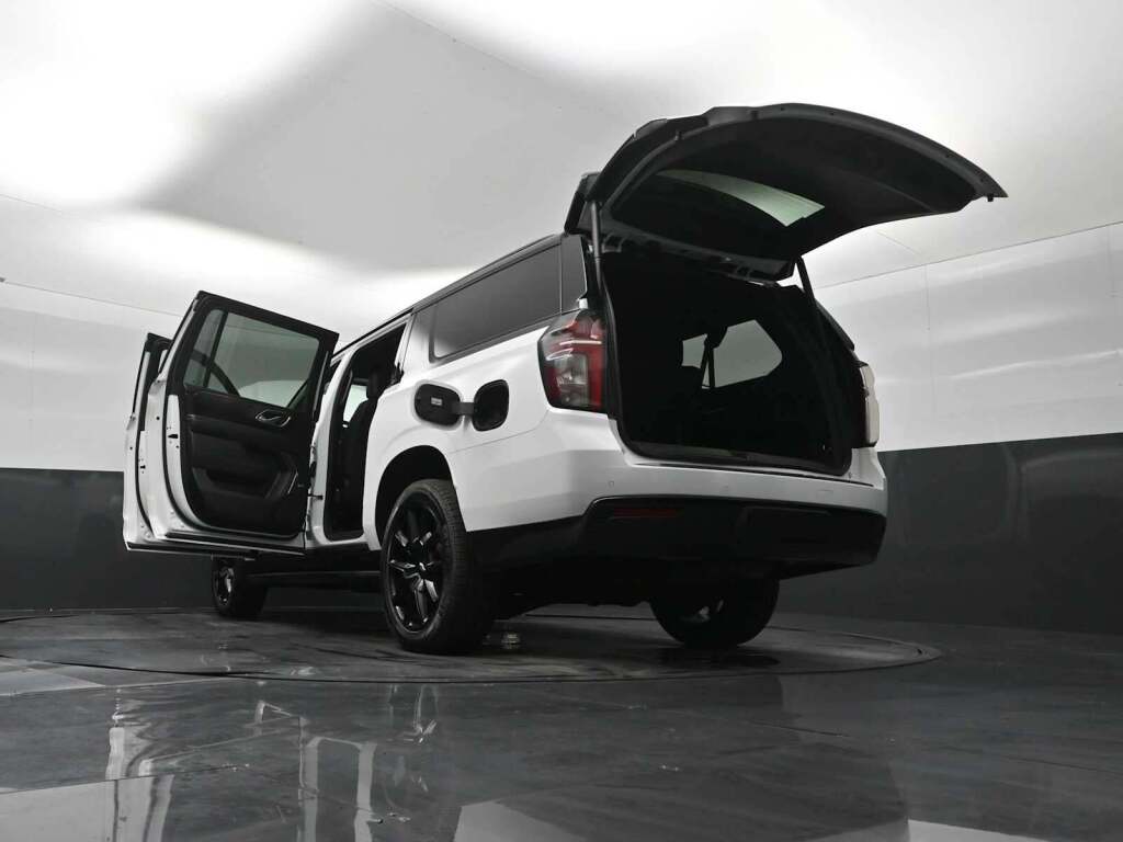 2023 Chevrolet Suburban 4WD RST