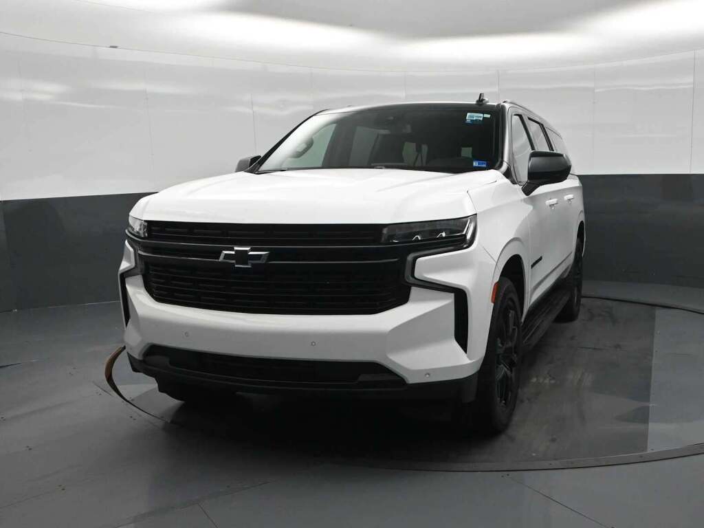 2023 Chevrolet Suburban 4WD RST