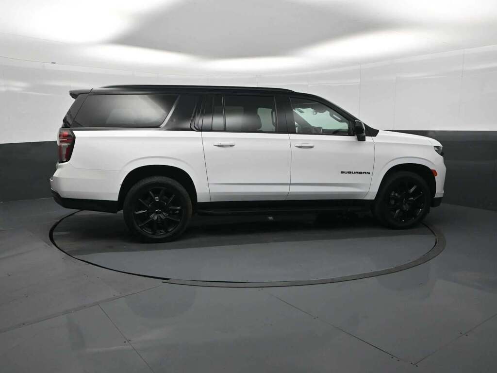 2023 Chevrolet Suburban 4WD RST