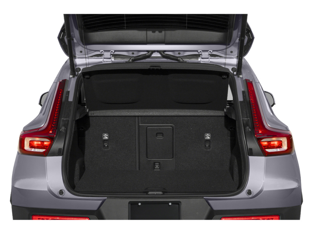 2023 Volvo XC40 B4 Ultimate Dark Theme