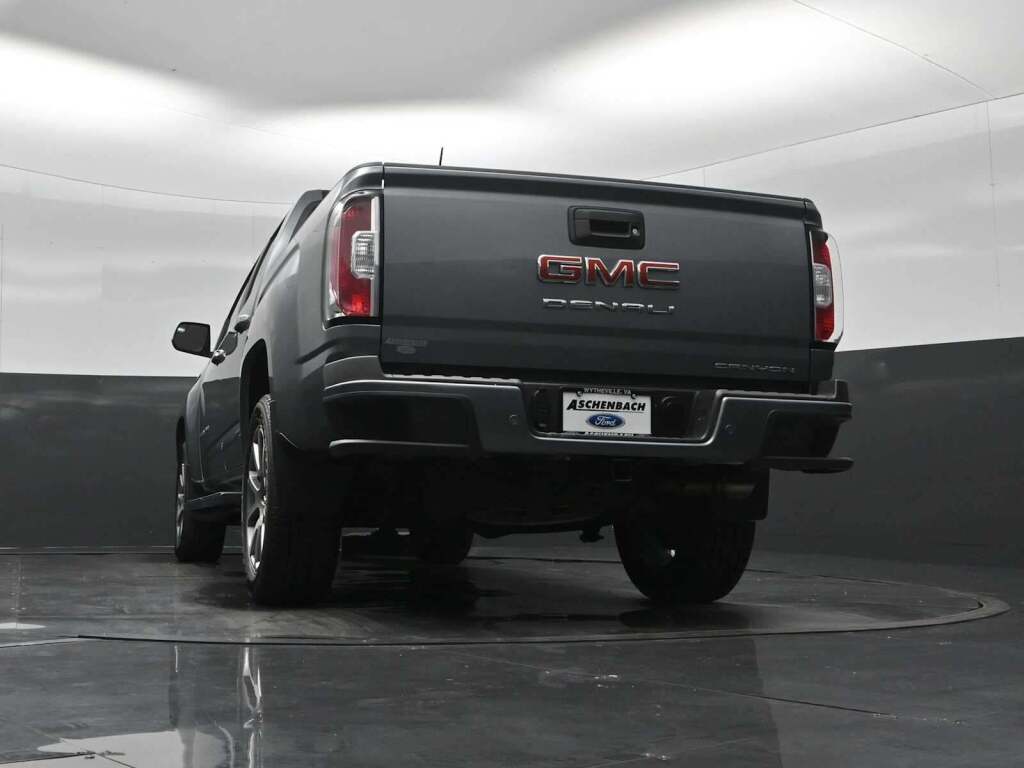 2022 GMC Canyon 4WD Crew Cab Short Box Denali