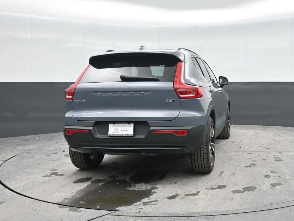 2023 Volvo XC40 B5 Plus Dark Theme