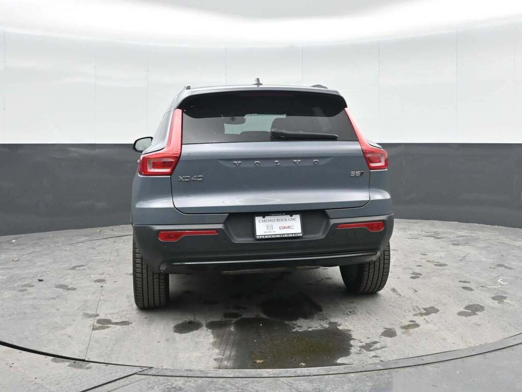 2023 Volvo XC40 B5 Plus Dark Theme