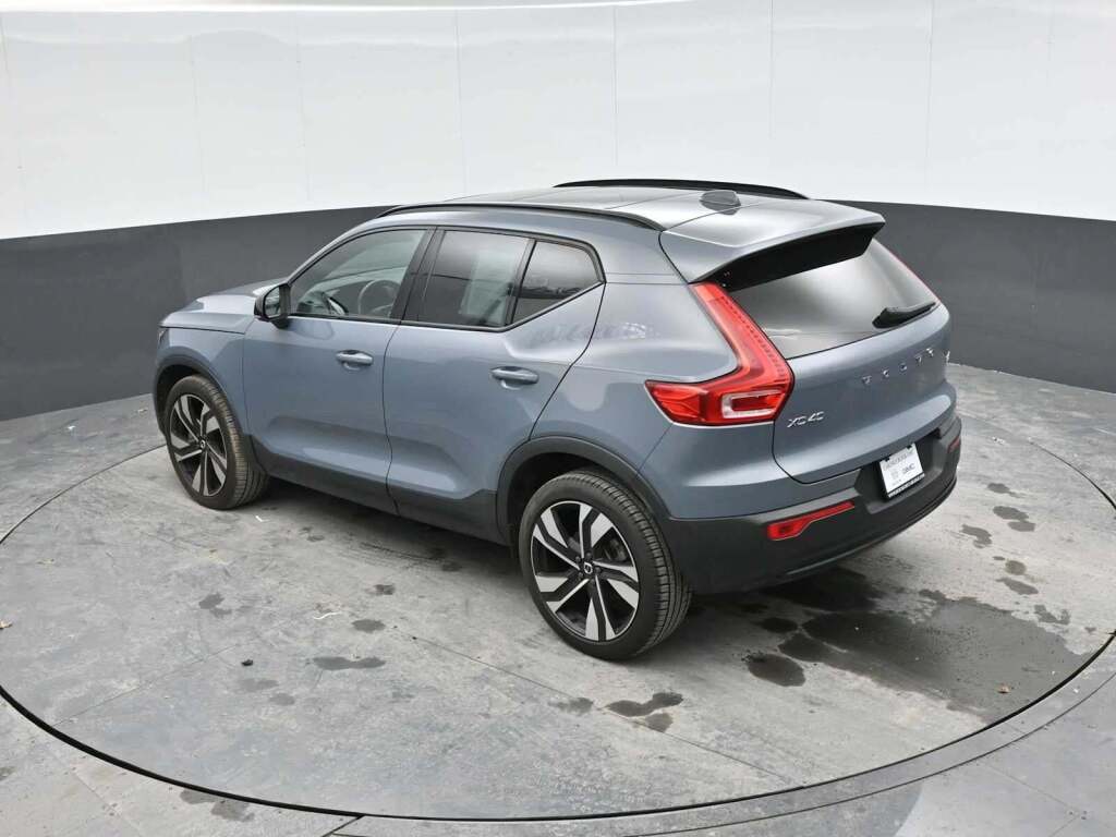 2023 Volvo XC40 B5 Plus Dark Theme