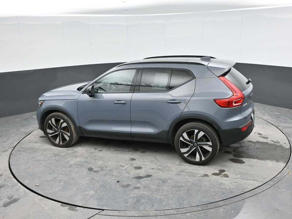2023 Volvo XC40 B5 Plus Dark Theme