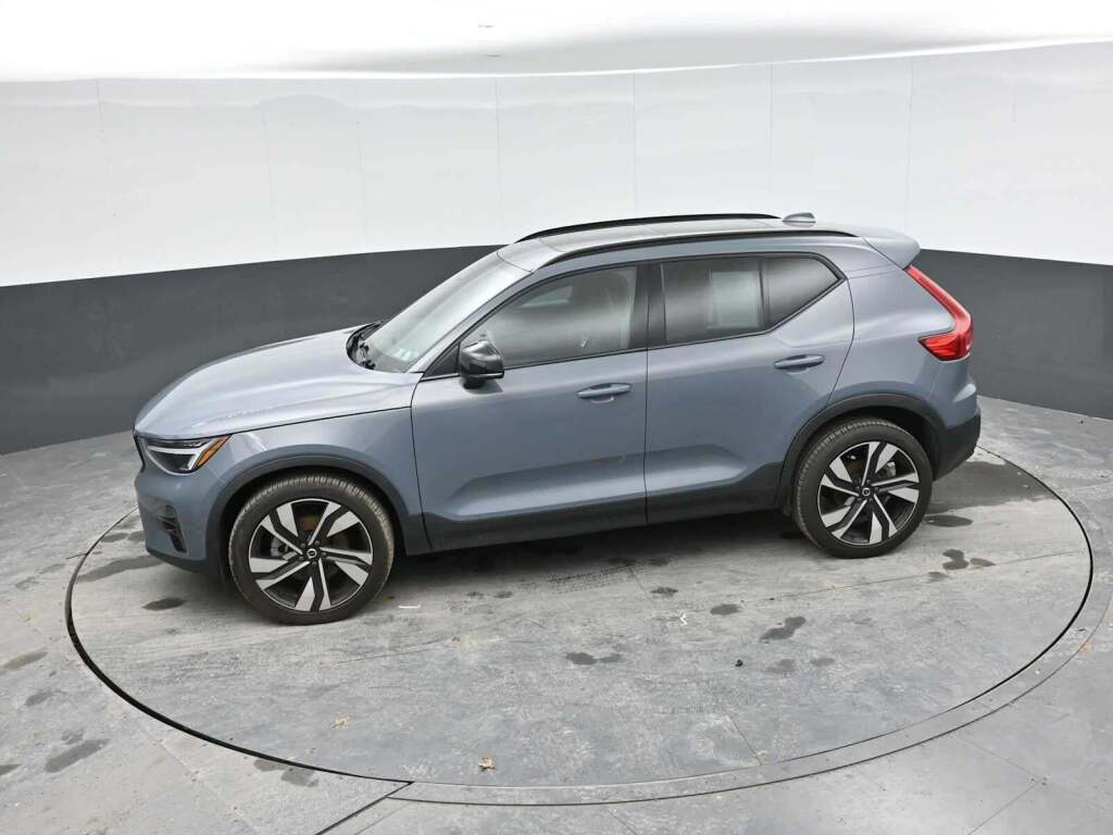 2023 Volvo XC40 B5 Plus Dark Theme