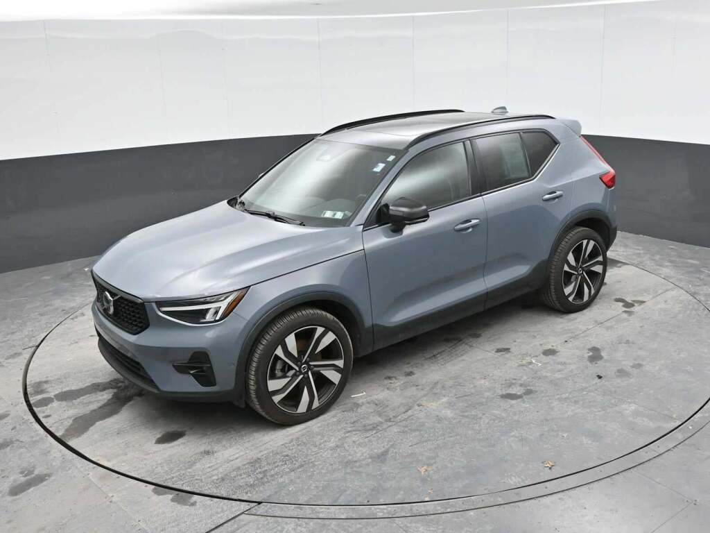 2023 Volvo XC40 B5 Plus Dark Theme